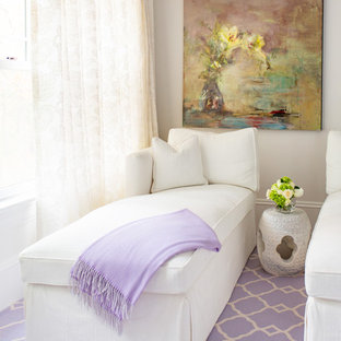 Diseño de dormitorio principal, clásico renovado, grande, con paredes púrpuras, moqueta y suelo violeta
