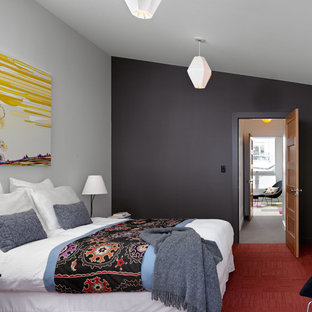 Mittelgroßes Modernes Hauptschlafzimmer ohne Kamin mit schwarzer Wandfarbe, Teppichboden und rotem Boden in San Francisco