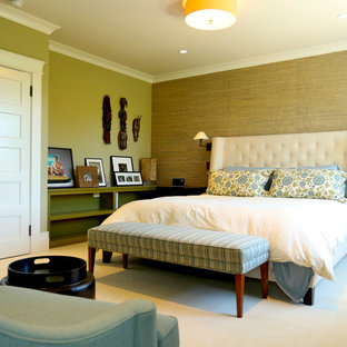 Aménagement d'une chambre classique avec un mur vert.