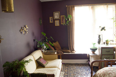 シアトルにある中くらいなヴィクトリアン調のおしゃれな寝室 (紫の壁、塗装フローリング、暖炉なし) のレイアウト