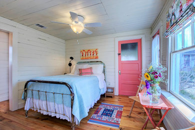 Diseño de dormitorio romántico pequeño con paredes blancas, suelo de madera en tonos medios, suelo marrón, machihembrado y machihembrado