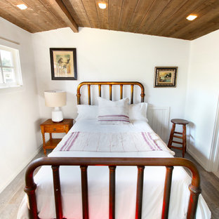 Imagen de habitación de invitados industrial, de tamaño medio, con paredes blancas y suelo de baldosas de cerámica