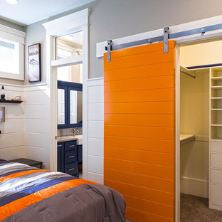 Cette photo montre une grand chambre avec moquette chic avec un mur orange et aucune cheminée.