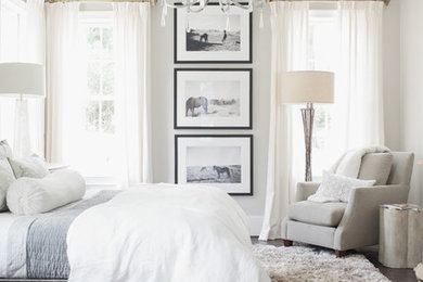 На фото: серо-белая спальня: освещение в стиле неоклассика (современная классика) с серыми стенами