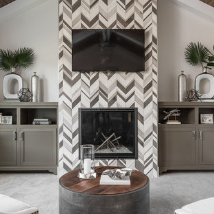 Inspiration för ett stort vintage huvudsovrum, med beige väggar, heltäckningsmatta, en standard öppen spis, en spiselkrans i trä och grått golv