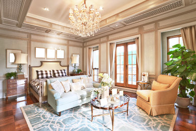 シャーロットにある広いトラディショナルスタイルのおしゃれな主寝室 (ベージュの壁、濃色無垢フローリング、暖炉なし、茶色い床)