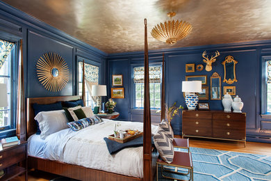 リッチモンドにある中くらいなモダンスタイルのおしゃれな主寝室 (青い壁、無垢フローリング)