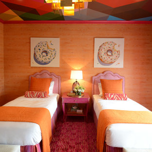 Cette photo montre une chambre éclectique avec un mur orange et un sol rose.