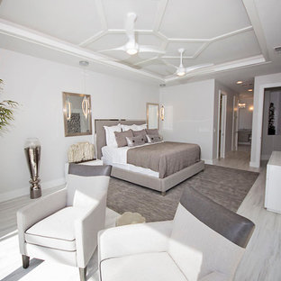 Idée de décoration pour une grand chambre parentale minimaliste avec un mur blanc et un sol en marbre.