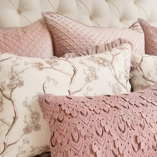 Modelo de dormitorio tradicional, grande, con paredes beige y suelo de madera clara