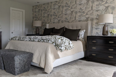 Foto de dormitorio principal clásico renovado de tamaño medio con paredes beige, moqueta y suelo beige
