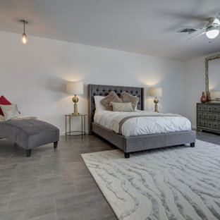 Ejemplo de dormitorio principal, costero, extra grande, con suelo de baldosas de porcelana y suelo gris
