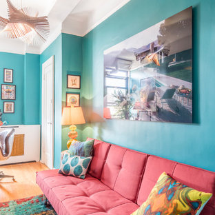 Foto de dormitorio bohemio, de tamaño medio, sin chimenea, con paredes verdes y suelo de madera clara