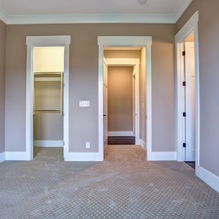 Imagen de habitación de invitados clásica renovada, de tamaño medio, sin chimenea, con paredes marrones, moqueta y suelo marrón