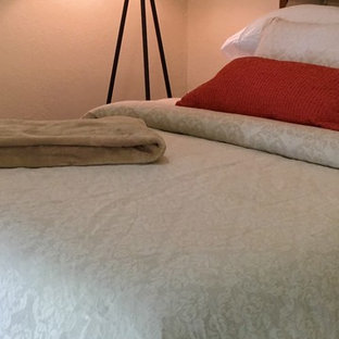 Modelo de dormitorio principal, actual, de tamaño medio, sin chimenea, con paredes beige, suelo de travertino y suelo beige