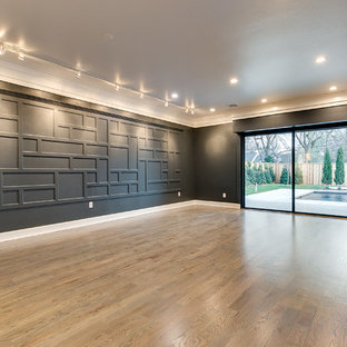 Imagen de dormitorio principal, minimalista, extra grande, con paredes negras y suelo de madera en tonos medios