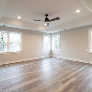 Großes Modernes Hauptschlafzimmer mit beiger Wandfarbe, braunem Holzboden, braunem Boden und Kassettendecke in Chicago