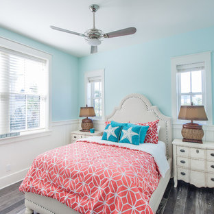 Diseño de dormitorio exótico con paredes azules y suelo gris