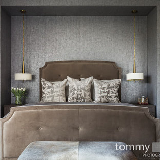 Modelo de dormitorio principal, tradicional renovado, grande, con paredes grises, suelo de madera oscura, chimenea de doble cara, marco de chimenea de baldosas y/o azulejos y suelo marrón