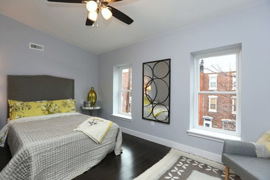 Imagen de dormitorio principal clásico de tamaño medio sin chimenea con paredes grises y suelo de madera oscura