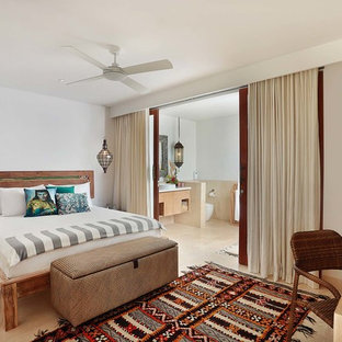 Foto de habitación de invitados tropical, de tamaño medio, sin chimenea, con paredes blancas, suelo de mármol y suelo beige