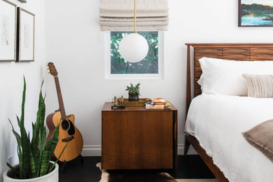 ロサンゼルスにある広いビーチスタイルのおしゃれな客用寝室 (白い壁、コンクリートの床、黒い床) のレイアウト