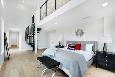 Стильный дизайн: спальня в современном стиле с серыми стенами и светлым паркетным полом - последний тренд