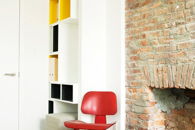 Diseño de habitación de invitados moderna pequeña con paredes blancas y suelo de madera clara