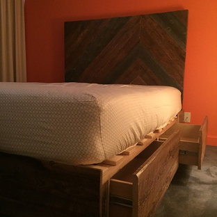 Imagen de dormitorio principal, rústico, pequeño, con parades naranjas y moqueta