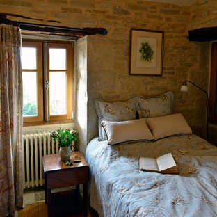 Exemple d'une chambre parentale nature de taille moyenne avec un mur multicolore et un sol en bois brun.