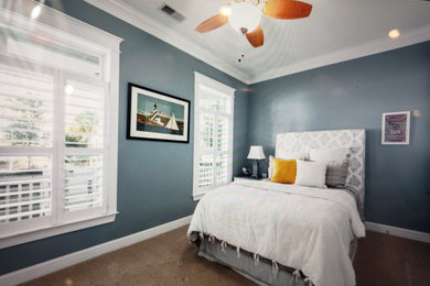 チャールストンにある広いコンテンポラリースタイルのおしゃれな客用寝室 (グレーの壁、カーペット敷き、茶色い床) のレイアウト