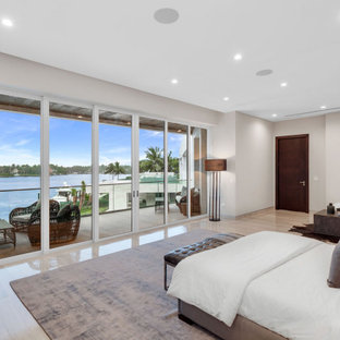 Imagen de dormitorio principal, minimalista, grande, con paredes grises, suelo de travertino y suelo gris