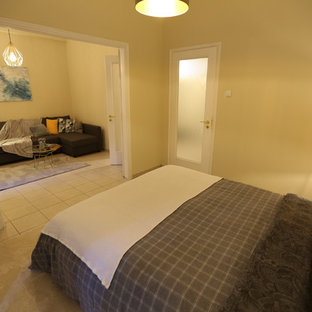 Foto de habitación de invitados moderna, pequeña, con paredes beige, suelo de baldosas de cerámica y suelo gris