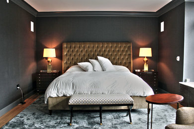 ニューヨークにある中くらいなトランジショナルスタイルのおしゃれな主寝室 (黒い壁、淡色無垢フローリング、暖炉なし)