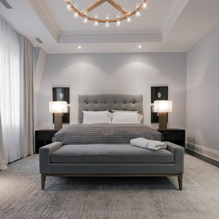 Imagen de dormitorio principal, contemporáneo, grande, con paredes grises, suelo de madera oscura y suelo negro