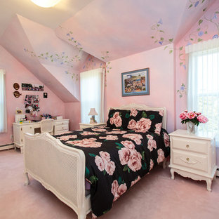 Foto de habitación de invitados romántica, grande, con paredes rosas y moqueta