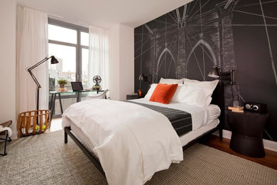 ニューヨークにある中くらいなトランジショナルスタイルのおしゃれな主寝室 (無垢フローリング、暖炉なし、茶色い床、白い壁) のインテリア