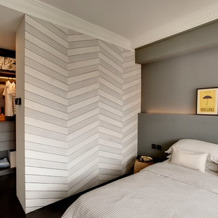 Imagen de habitación de invitados contemporánea con paredes grises y suelo negro