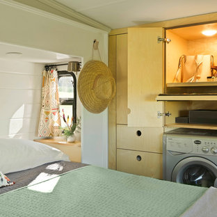 Diseño de dormitorio principal, bohemio, pequeño, con paredes blancas y suelo de madera clara