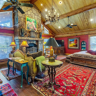 Diseño de dormitorio principal, tradicional, con paredes rojas y chimenea tradicional
