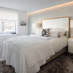 Diseño de dormitorio principal, contemporáneo, pequeño, con paredes blancas, suelo de madera oscura y suelo negro