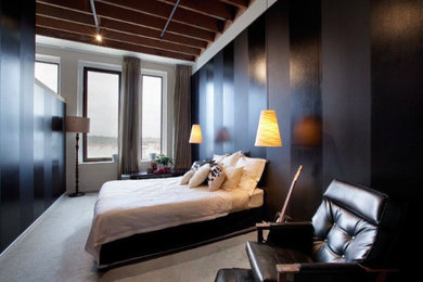 メルボルンにある中くらいなインダストリアルスタイルのおしゃれな寝室 (黒い壁、カーペット敷き、暖炉なし、グレーの床) のインテリア