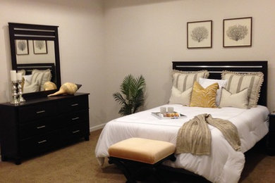 Ejemplo de dormitorio principal clásico renovado de tamaño medio sin chimenea con paredes beige y moqueta