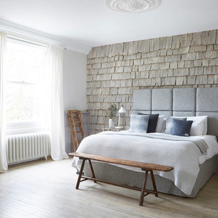 Ispirazione per una camera matrimoniale chic con parquet chiaro