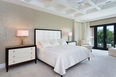 マイアミにある巨大なコンテンポラリースタイルのおしゃれな主寝室 (ベージュの壁、カーペット敷き、ベージュの床)