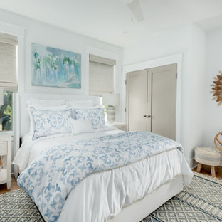 Foto de habitación de invitados exótica, grande, con paredes blancas, suelo de madera clara y suelo azul