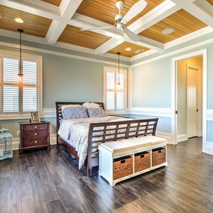 Ejemplo de dormitorio principal, contemporáneo, grande, sin chimenea, con paredes azules, suelo laminado y suelo marrón