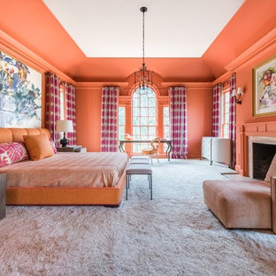 Foto de dormitorio tradicional renovado con parades naranjas, chimenea tradicional y suelo blanco