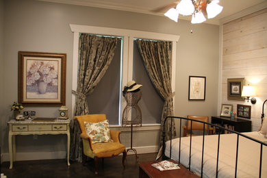 Modelo de dormitorio romántico de tamaño medio sin chimenea con paredes grises y suelo de madera oscura