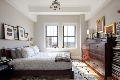 ニューヨークにある広いトランジショナルスタイルのおしゃれな主寝室 (グレーの壁、無垢フローリング、暖炉なし、茶色い床) のレイアウト